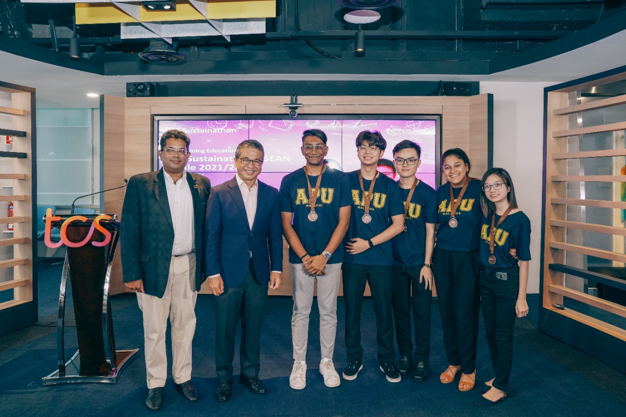 students_received_their_medals_from_singapore_minister_of_culture_community_and_youth_mr._edwin_tong_l1_is_mr._girish_ramachandran_presi