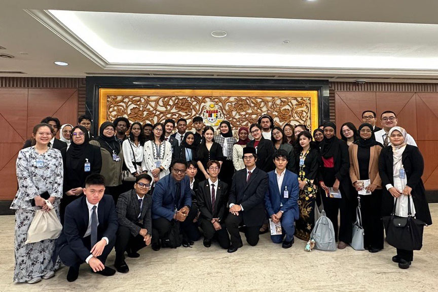 apu_ir_parliament_visit_01