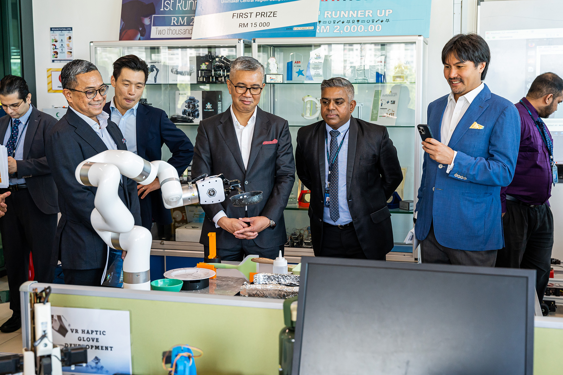 robotics-lab-jtw04088-1800