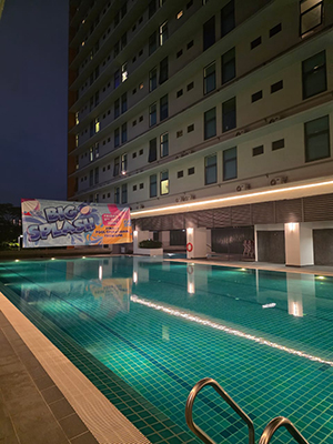 swimming_pool_night_portrait_01