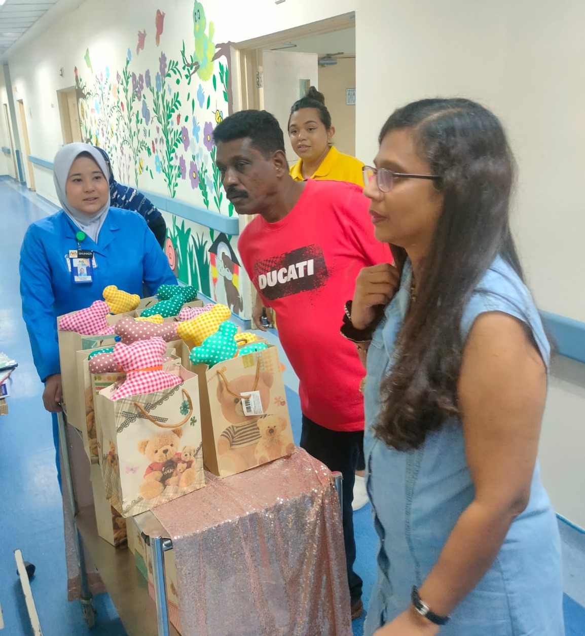 APU-3-(The-Hug-Me-Project-Outreach)