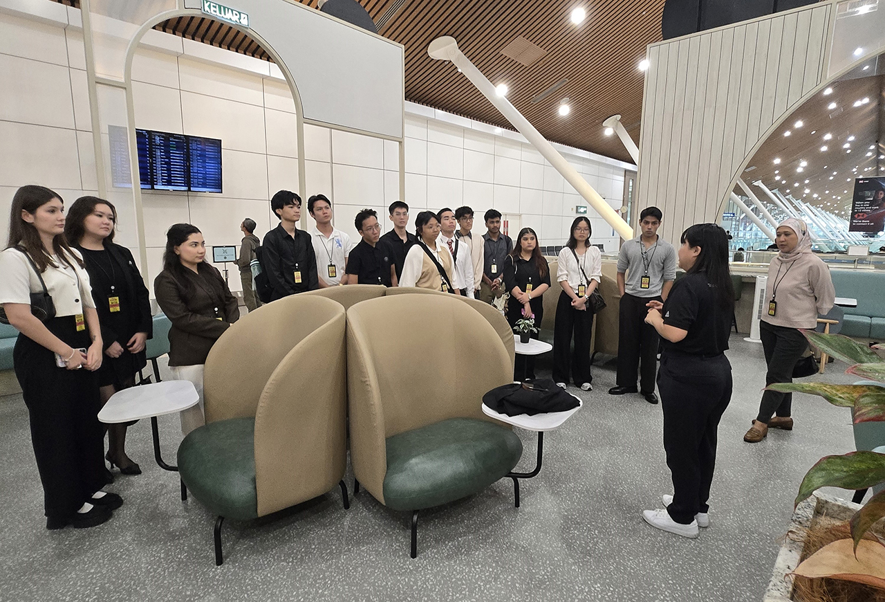 APU_Aerotel-Plaza-Premium-Group-Visit_02