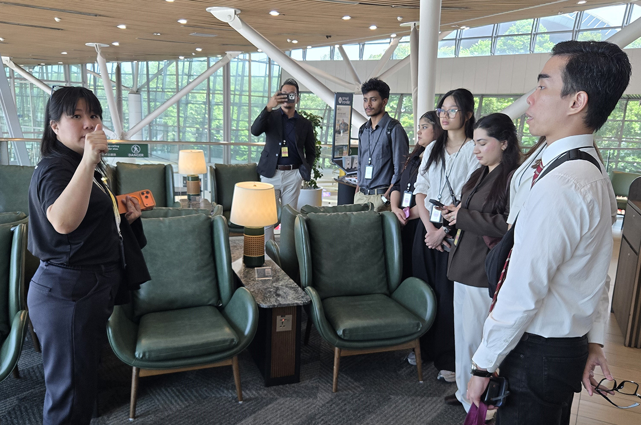 APU_Aerotel-Plaza-Premium-Group-Visit_03