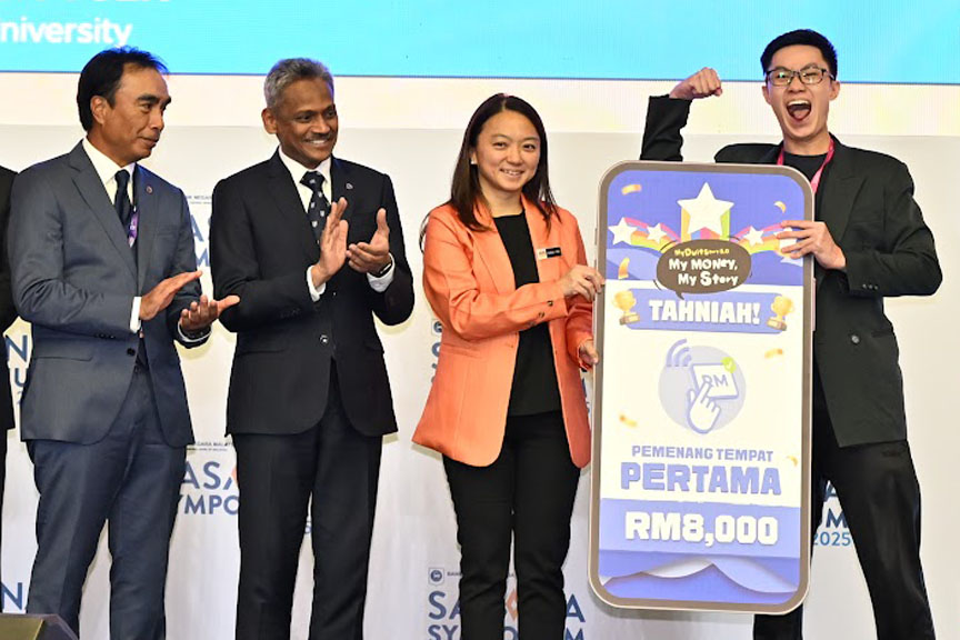 Datuk Parmjit Singh, CEO and Co-Founder of APU, and the University’s academic and management leadership team and industry partners, are honoured on the stages of ASEAN Records and the 25th PC.com Readers’ Choice Awards.